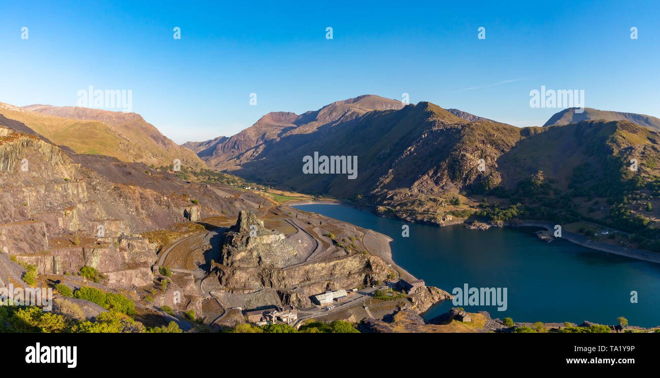 Llanberis Gwnedd Galles Maggio 13, 2019 Vista di Mount Snowdon, mostrando Llyn Peris e l'enorme Dinorwig cava di ardesia Foto Stock