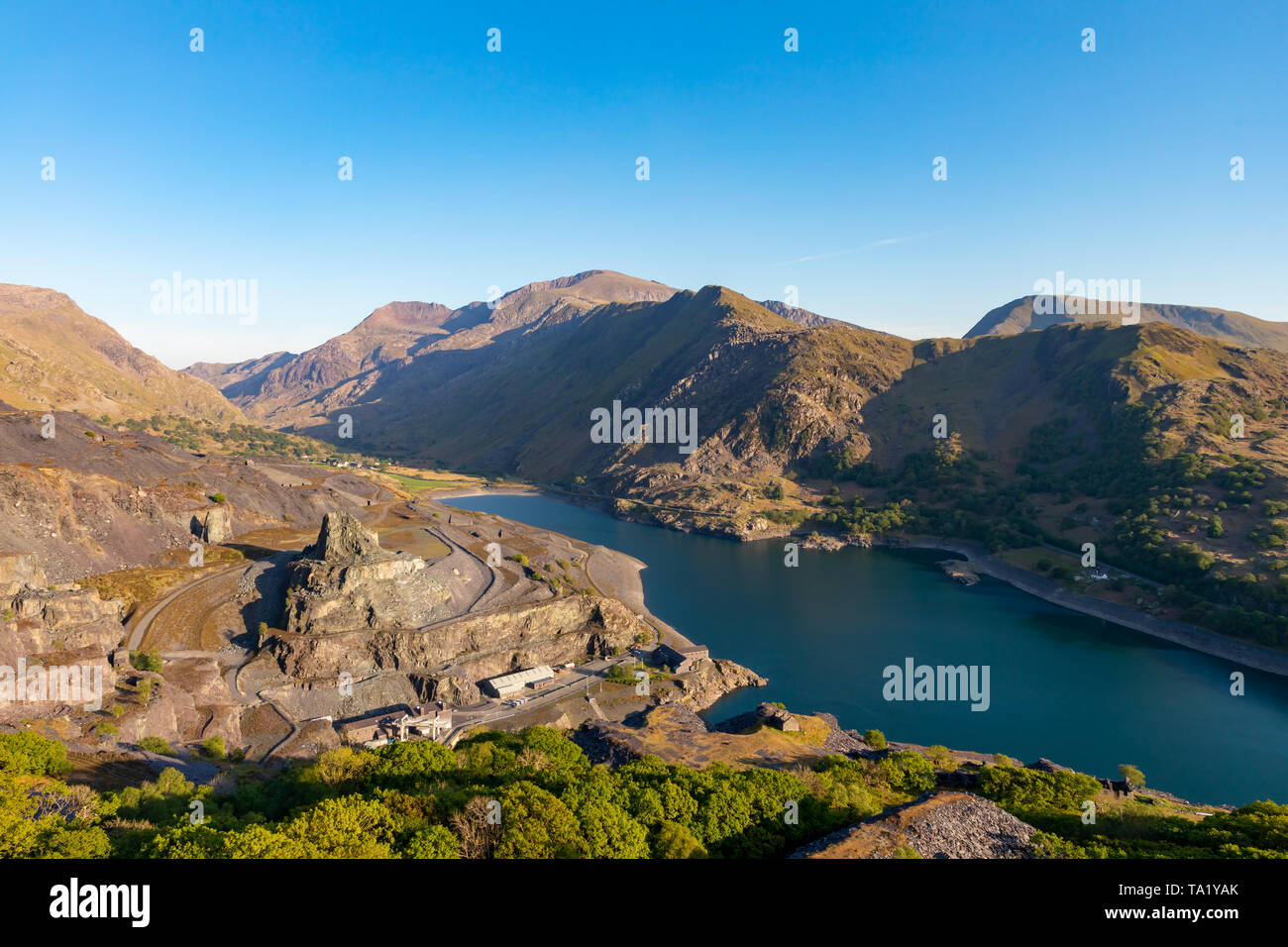 Llanberis Gwnedd Galles Maggio 13, 2019 Vista di Mount Snowdon, mostrando Llyn Peris e l'enorme Dinorwig cava di ardesia Foto Stock