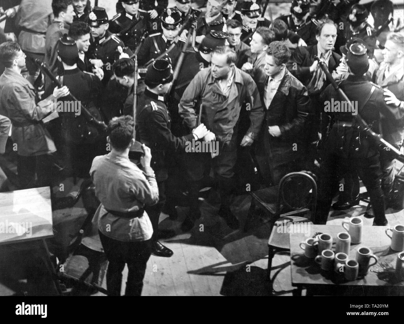 Risse tra nazisti e comunisti erano comuni, specialmente negli anni della Grande Depressione, quando molti disoccupati uniti i partiti estremisti. Probabilmente un film scena da "Horst Wessel', 1933. Foto Stock