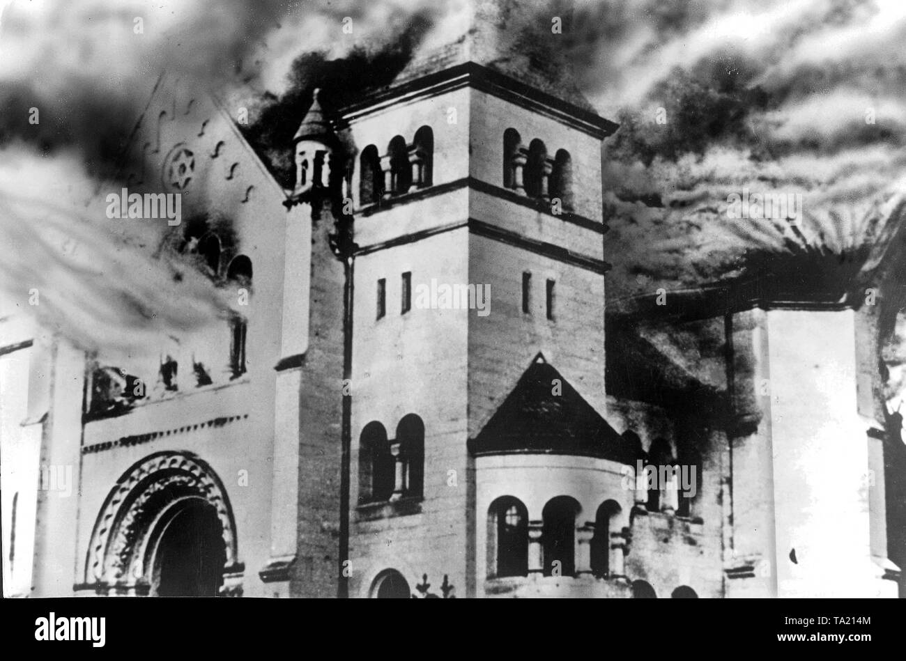 Masterizzazione di una sinagoga, durante la Kristallnacht, Baden-Baden, 9 novembre 1938 (foto b/n) Foto Stock