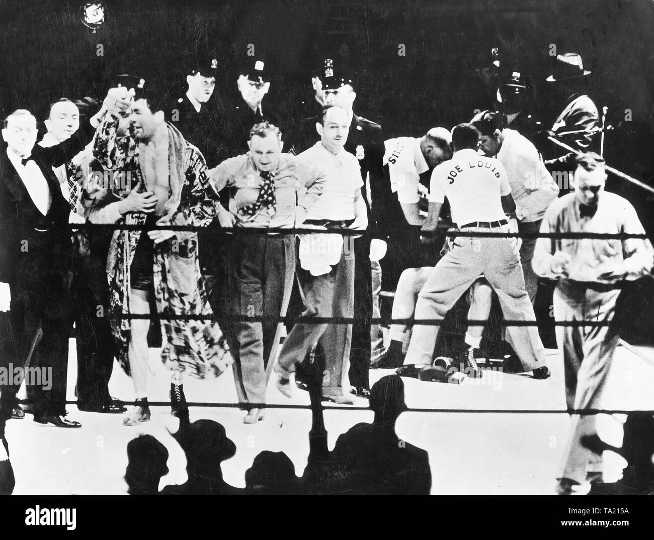 Boxer tedesco Max Schmeling (sulla sinistra) vince il campionato mondiale match contro l'americano Joe Louis al Yankee Stadium di New York il 19 giugno. 1936. Scena da Tobis film documentario "Una vittoria tedesca' (Ein deutscher Sieg) Foto Stock