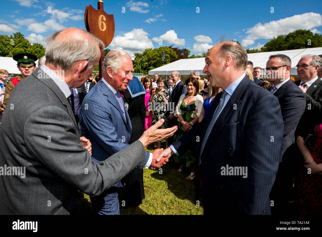 Il Principe di Galles è introdotto per John Crichton (a destra), Earl Erne, del castello di Crom dal visconte Brookeborough (sinistra), Lord Luogotenente per Co Fermanagh, durante una festa in giardino a Castle Coole a Enniskillen, Co. Fermanagh. Foto Stock