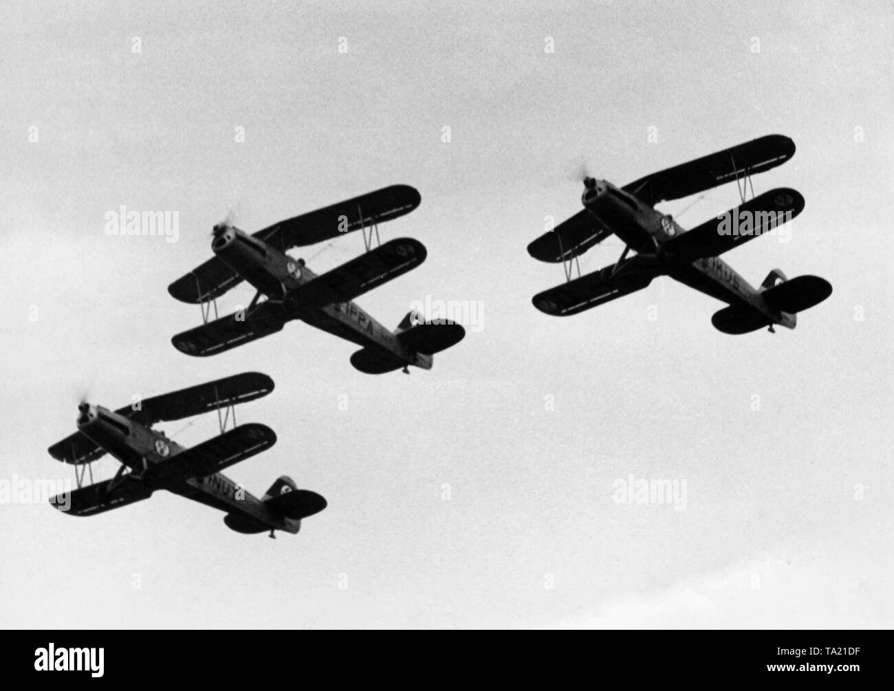 Un grande spettacolo aereo avviene presso l'aeroporto Tempelhof di Berlino. Qui un volo acrobatico, con la partecipazione di Otto Heinrich Graf Hagenburg, Rudolf Lochner e Ohlsmann. Foto Stock