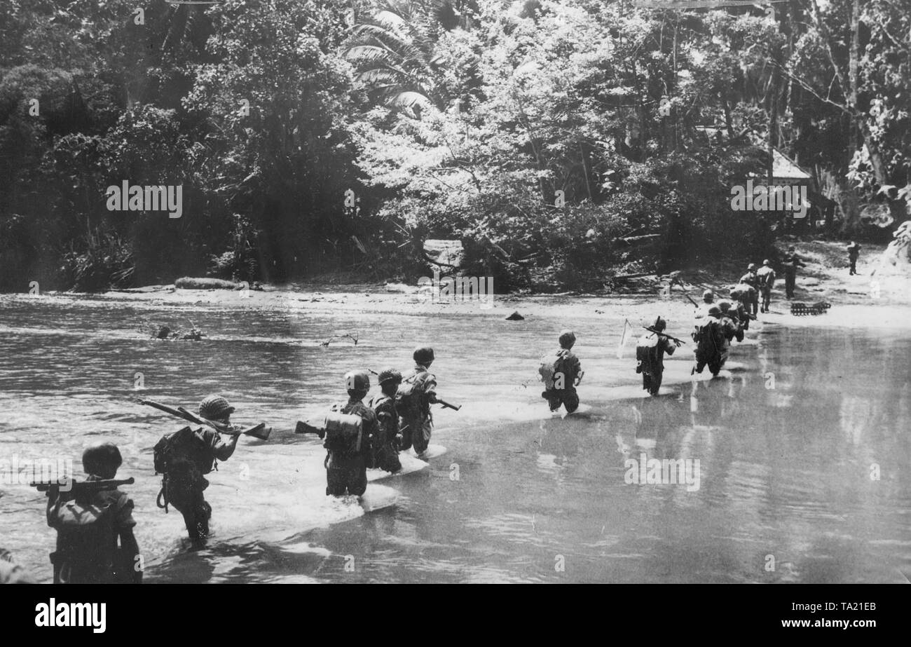 Marines americani sbarcano su un isola del Pacifico occupato dal Giappone, 1945 (foto b/n) Foto Stock
