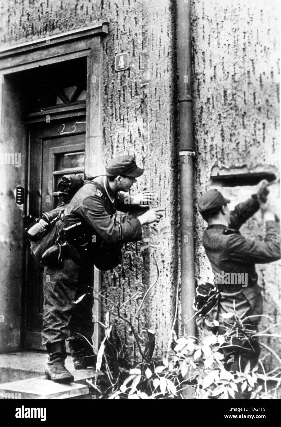 Nel febbraio 1945, la capitale di Slesia Breslavia era circondato dalle truppe russe ed era difeso da "Battaglia Commander' (Kampfkommandant) Karl Hanke fino a quando la guerra si concluse con pesanti perdite. I soldati tedeschi battere le lacune del piano terra pareti nella zona residenziale di Brealau Foto Stock