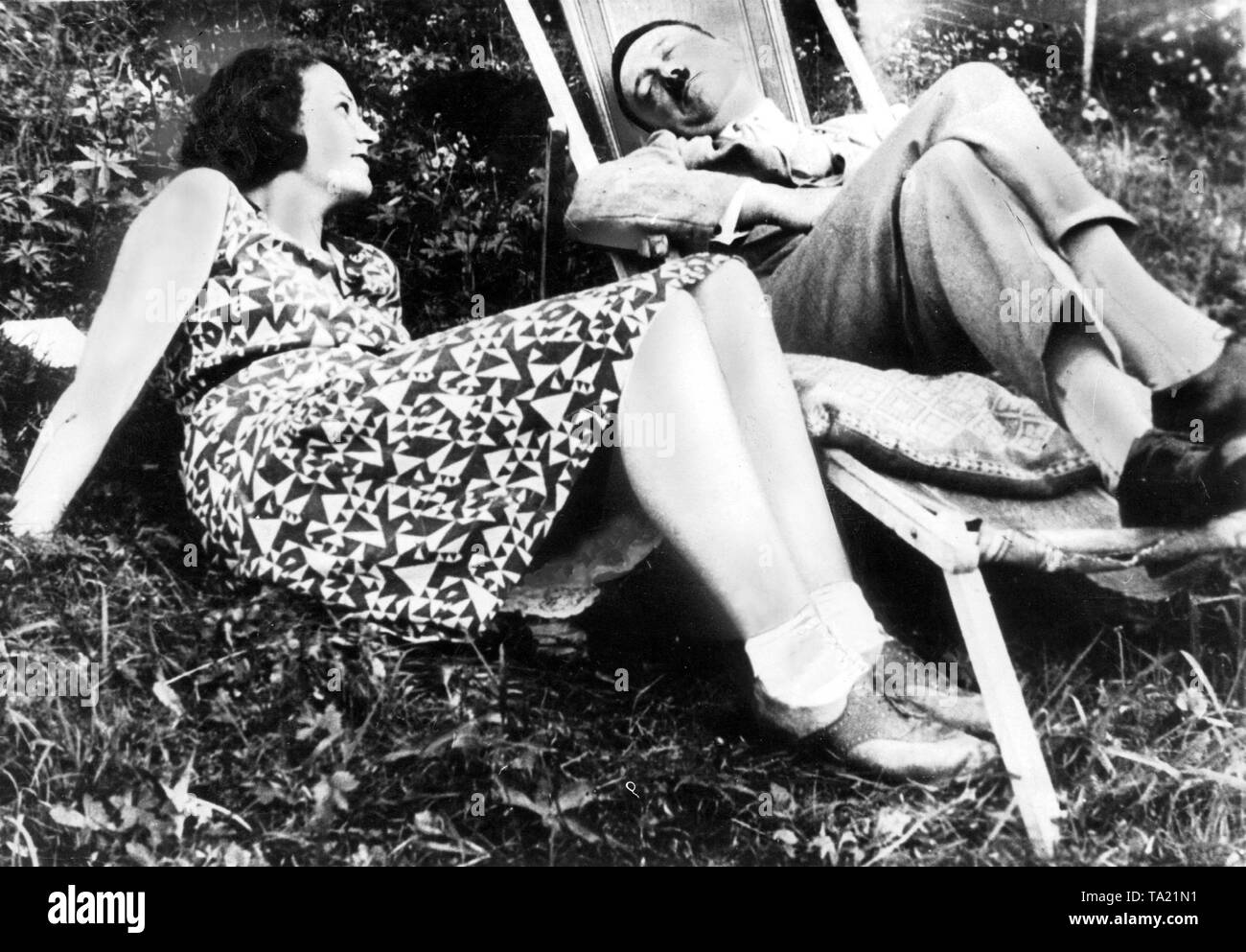 Adolf Hitler con il suo nipote e longtime lover Geli Raubal durante un viaggio di un weekend nelle montagne bavaresi nel 1929. Foto Stock