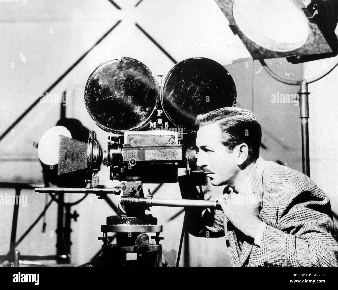 L'americano produttore di film Walt Disney (1901-1966) dietro la sua macchina fotografica del film. Foto Stock