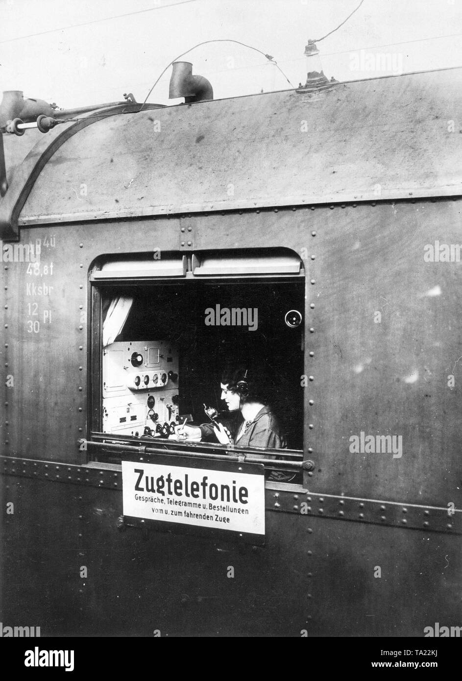 Un operatore telefonico in un vagone ferroviario con uno del primo treno telefoni, azionato dal tedesco della Reichsbahn. Foto Stock