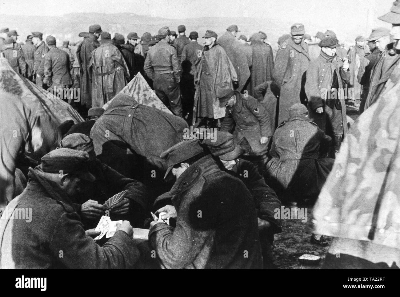 I soldati tedeschi in un Allied campo di prigionia, 1945, (b/w photo) Foto Stock