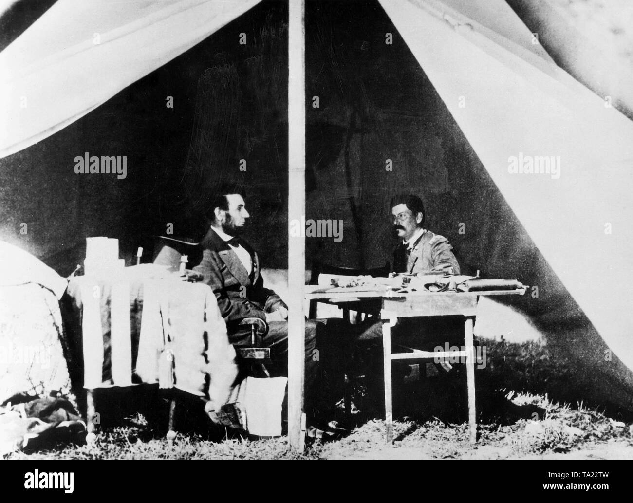 Abraham Lincoln conferisce con il generale George McClellan B. vicino al campo di battaglia di Shausbury in Maryland Foto Stock