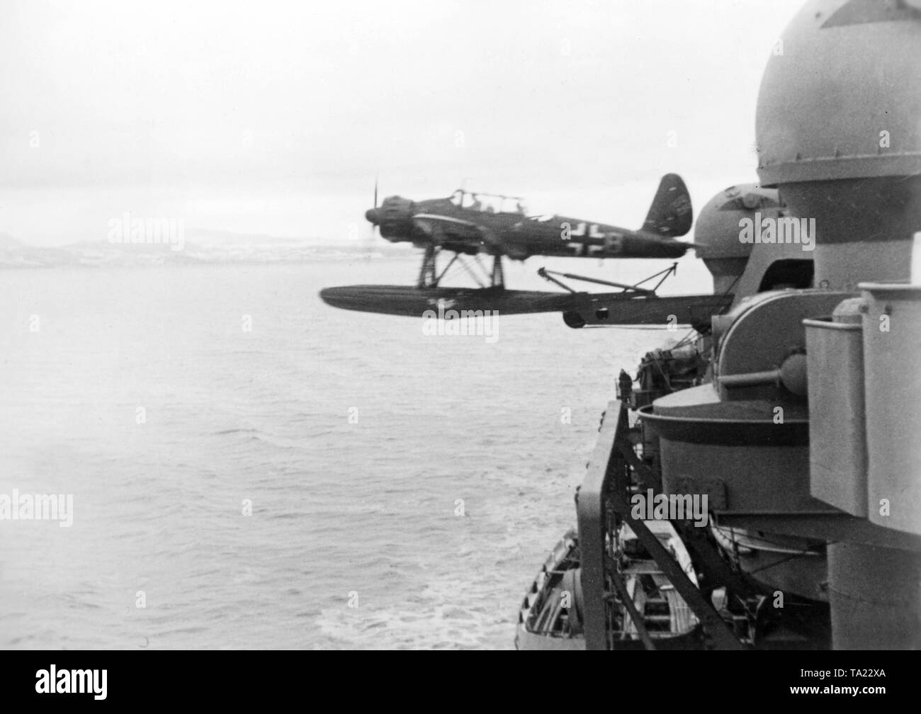 Un Arado Ar 196 dell'aria imbarcato GRUPPO 196 (Bordfliegergruppe 196) si toglie dalla catapulta della corazzata TIRPITZ in norvegese area operativa nel mese di aprile 1942. Foto: Lagemann. Foto Stock