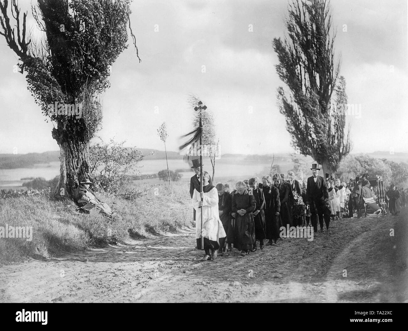 Processione a un funerale in Lueneburg Heath nel 1930s. Scena del film 'Blut und Scholle'. Foto Stock