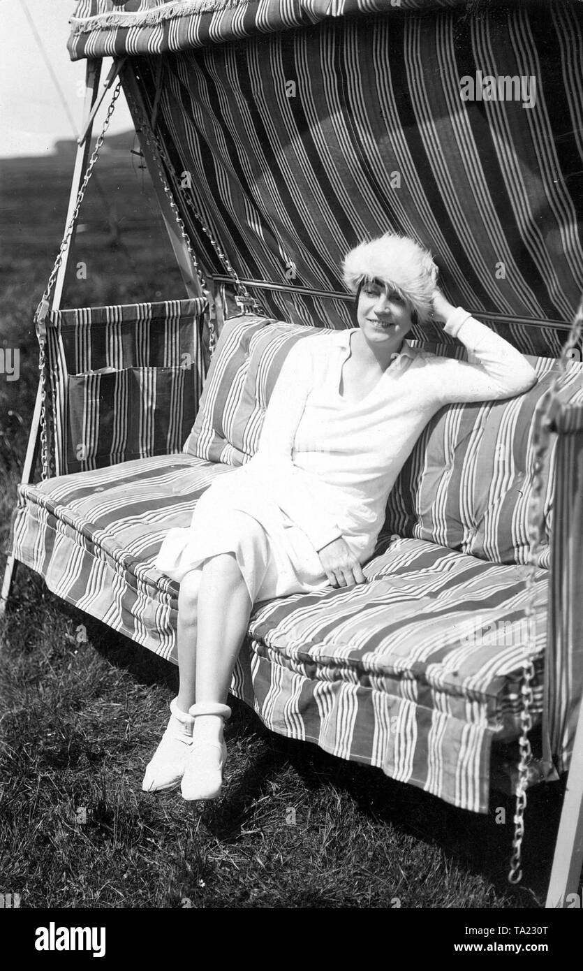 L'attrice danese Asta Nielsen in un portico swing a Hiddensee. Foto Stock