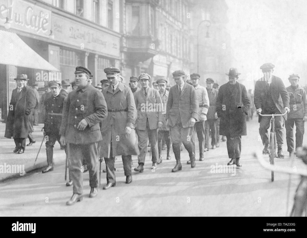 Durante le elezioni presidenziali nel 1925 i sostenitori del KPD dimostrano per il loro candidato Ernst Thaelmann. Foto Stock