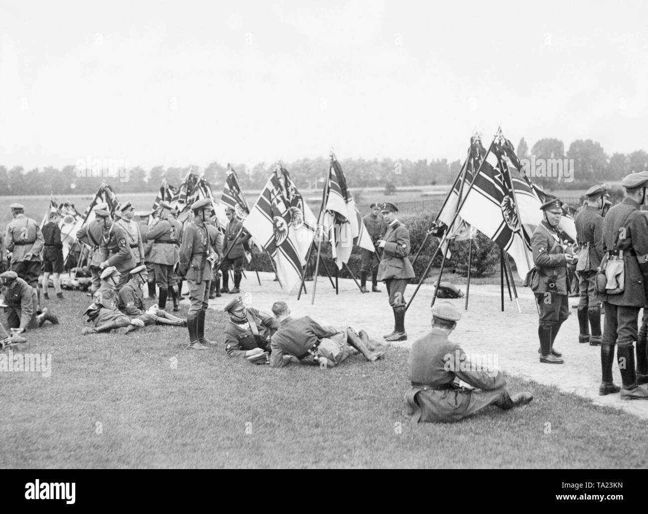 In Grunewald Stadium di Berlino, il Stahlhelm organizza un esercizio durante il militare sport sera del Reichsfrontsoldatentag (Frontline soldato' giorno). Qui i partecipanti sono solo prendendo un resto. Essi hanno messo insieme le loro bandiere di guerra sulla strada. Foto Stock