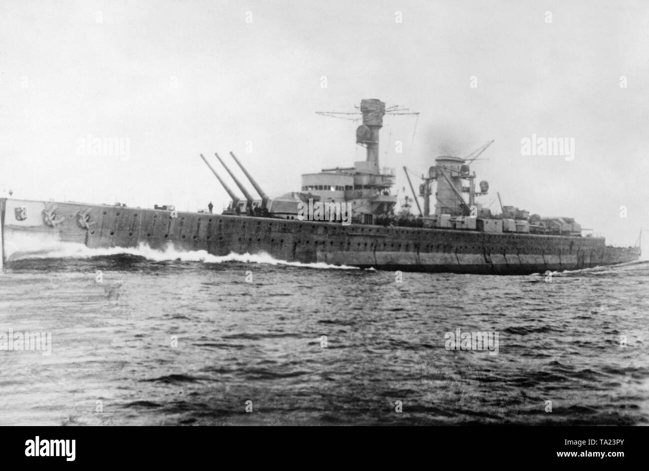 Foto del veicolo blindato Deutschland prima del 1935. Davanti e dietro sono due torrette mitragliatrici con sei 28cm Schiffskanone. Foto Stock