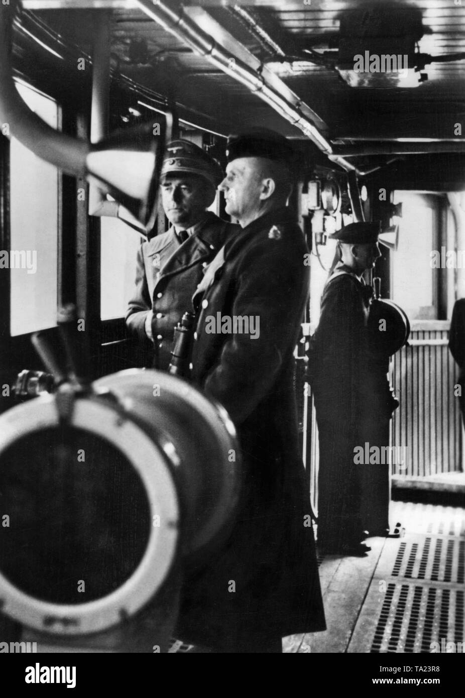 Albert Speer (sinistra) e Karl Doenitz (diritto di lui) sul ponte di una nave della tedesca Kriegsmarine durante un giro di prova. Foto Stock