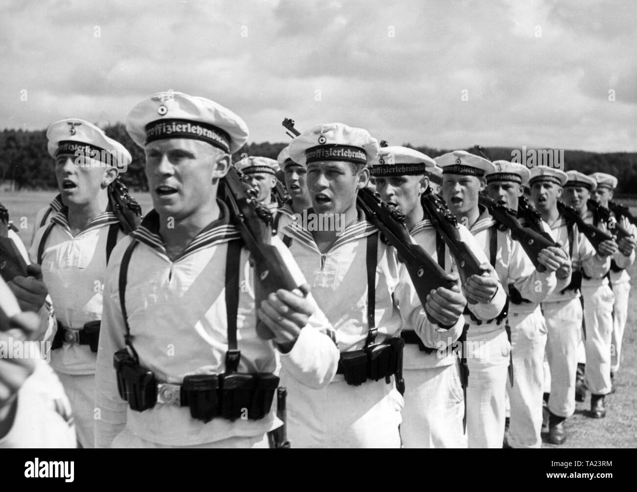 La foto mostra reclute della Marineunteroffizierlehrabteilung (Marina Sottufficiali di battaglioni di istruzione) in Ploen, marciando a cantare e con i fucili con spallamento. Foto Stock