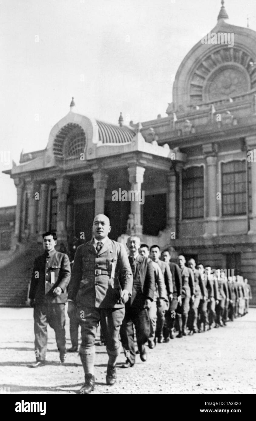 Il 12 marzo 1941, i monaci buddisti in Giappone ha ricevuto uniformi, che tutti gli uomini devono indossare. Essi sono parte di una Gioventù programma educativo per il nuovo "spirito del Giappone". Foto Stock