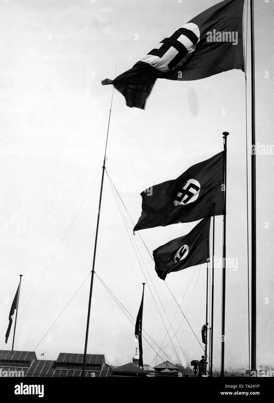 Immobili in Berlino sono decorate con le bandiere dopo la vittoria nella campagna militare in Francia. In occasione della vittoria, un display delle bandiere è stata ordinata per otto giorni. Foto Stock