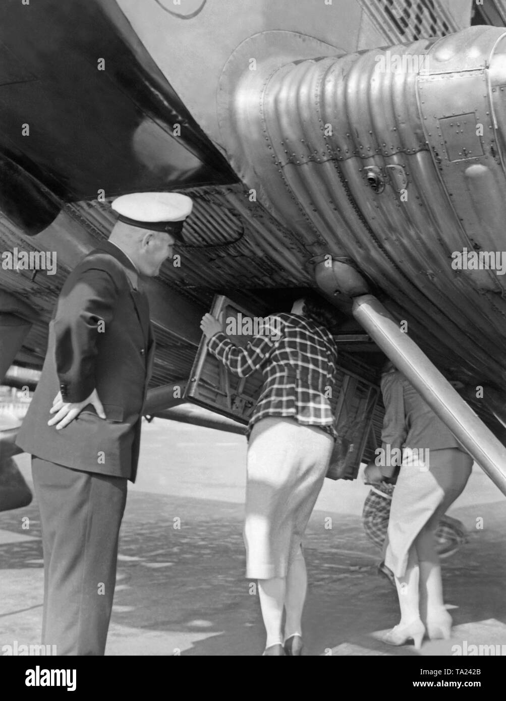 In futuro gli assistenti di volo di Lufthansa durante una formazione tecnica su un Junkers Ju 52 / 3m. Il trimoteur Ju 52 è stata la spina dorsale della flotta Lufthansa nel 1930s. Foto Stock