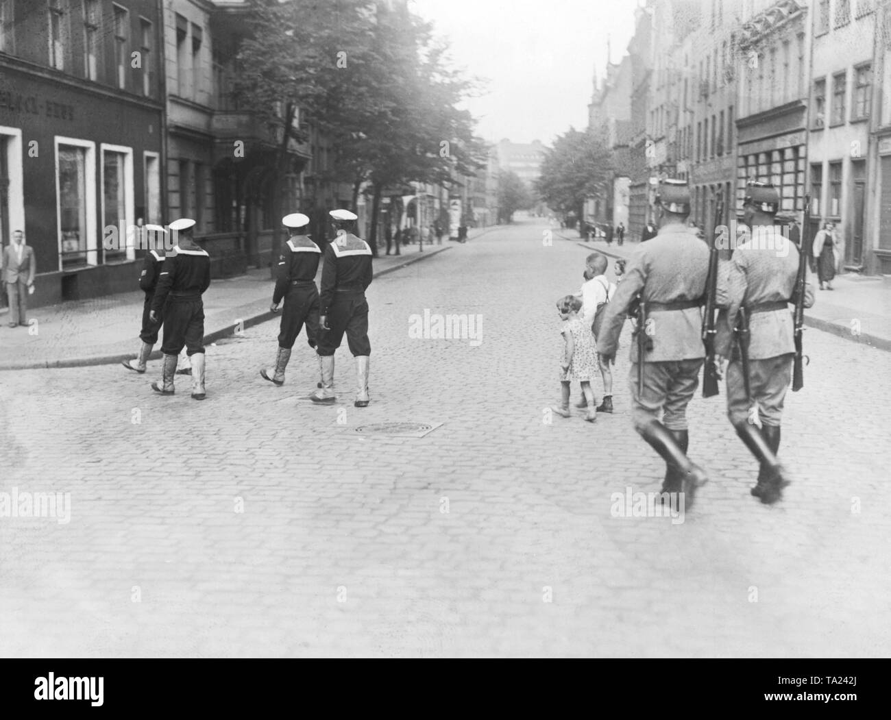 Questa fotografia mostra un marinaio polacco patrol accompagnato da poliziotti tedeschi nel territorio della libera città di Danzica. La separazione di Danzig dalla Germania ha avuto luogo attraverso il Trattato di Versailles e la lega delle nazioni. Foto Stock