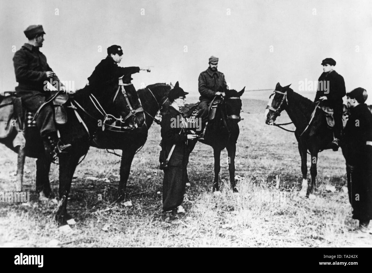 Foto di sei soldati repubblicani (quattro a cavallo) di uno sconosciuto battaglione della Brigata internazionale sul fronte di Teruel durante la Guerra Civile Spagnola in Spagna, 1937. Foto Stock
