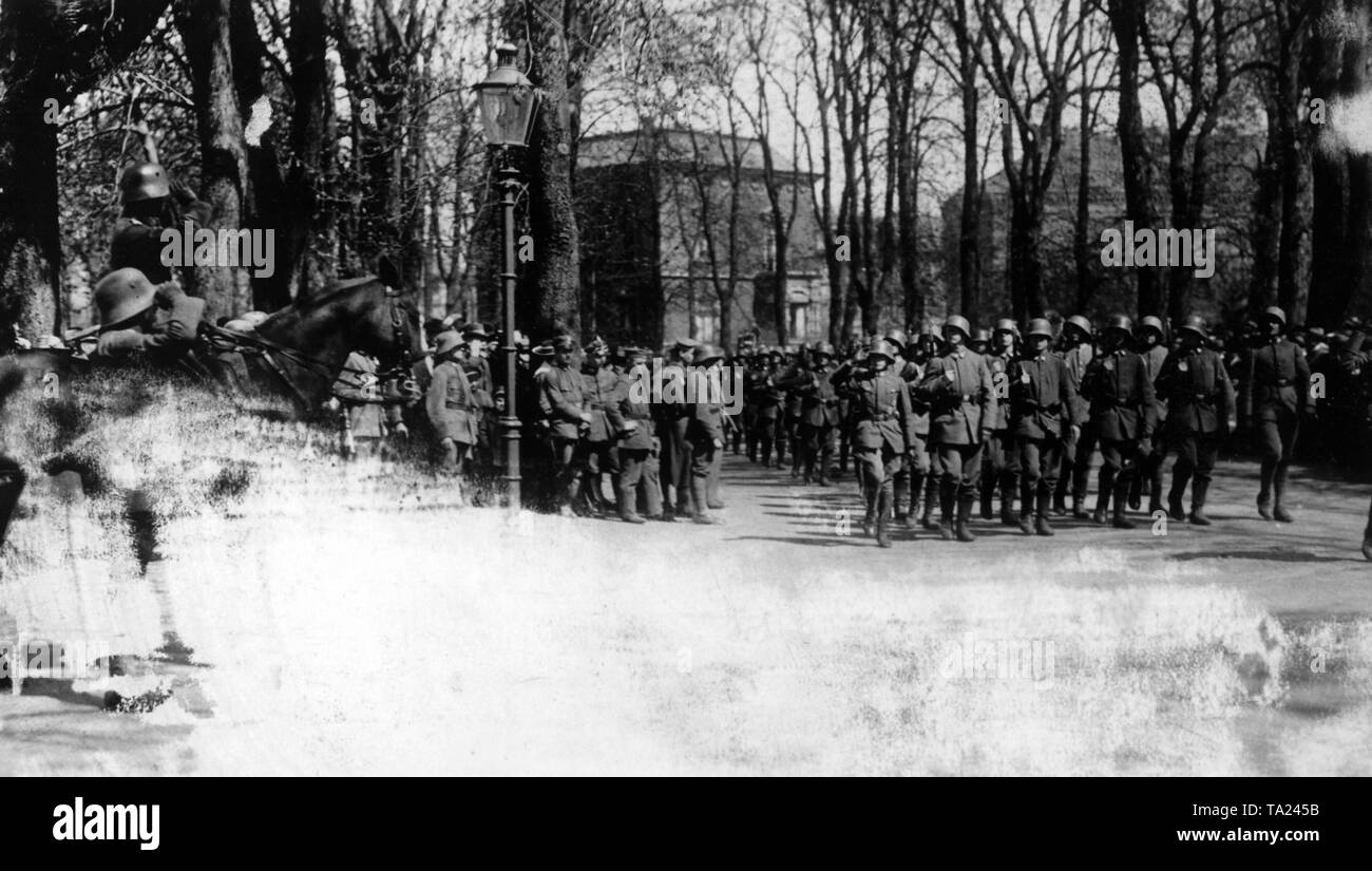 Il governo di fedeli soldati dei Freikorps Maercker parade sul Loewenwall di Braunschweig. Come la proclamazione della repubblica sovietica di Brunswick è stata la chiusura, il governo nazionale ha iniziato a ripristinare il potere a Berlino. Foto Stock