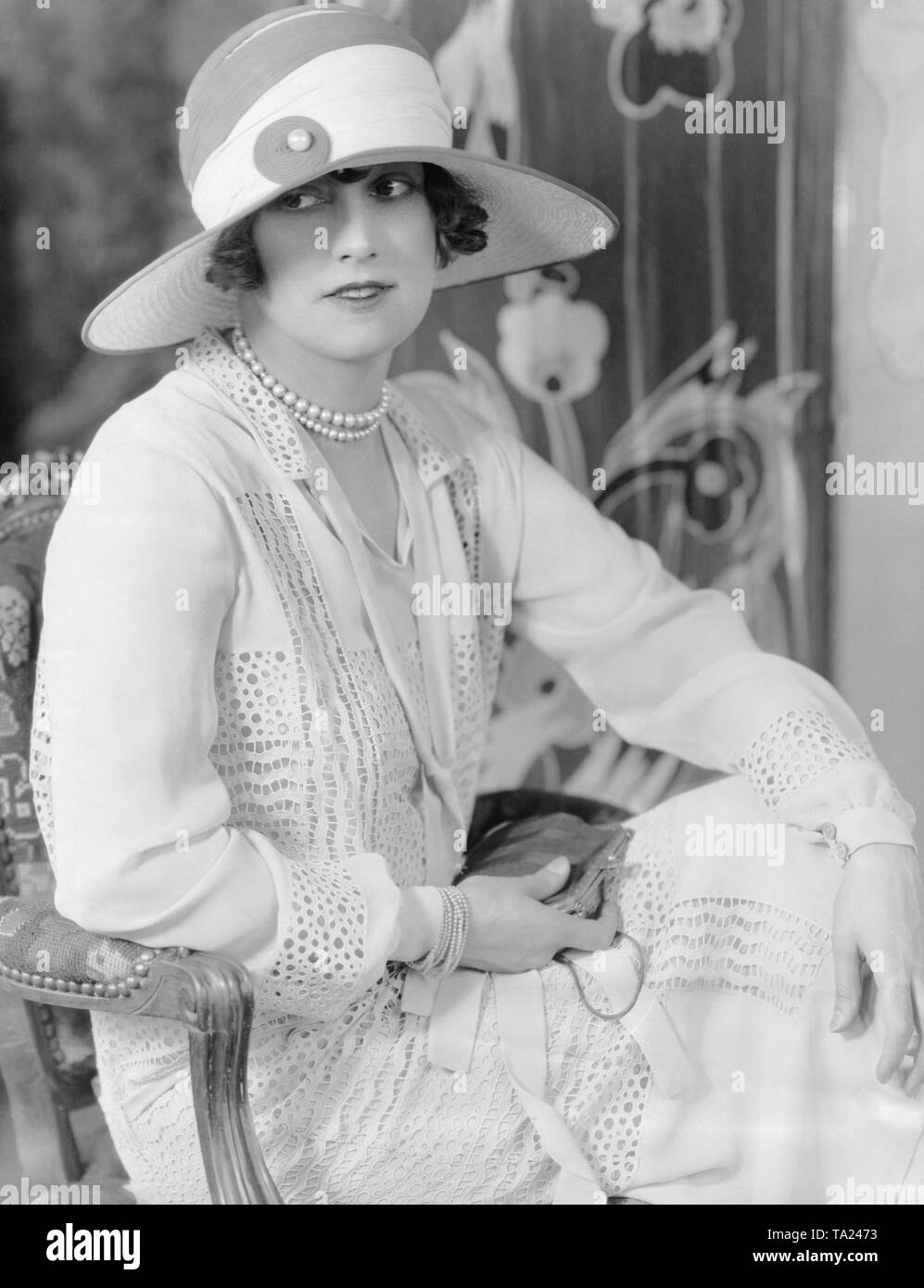 Signora con cappello di paglia Foto e Immagini Stock in Bianco e Nero -  Alamy