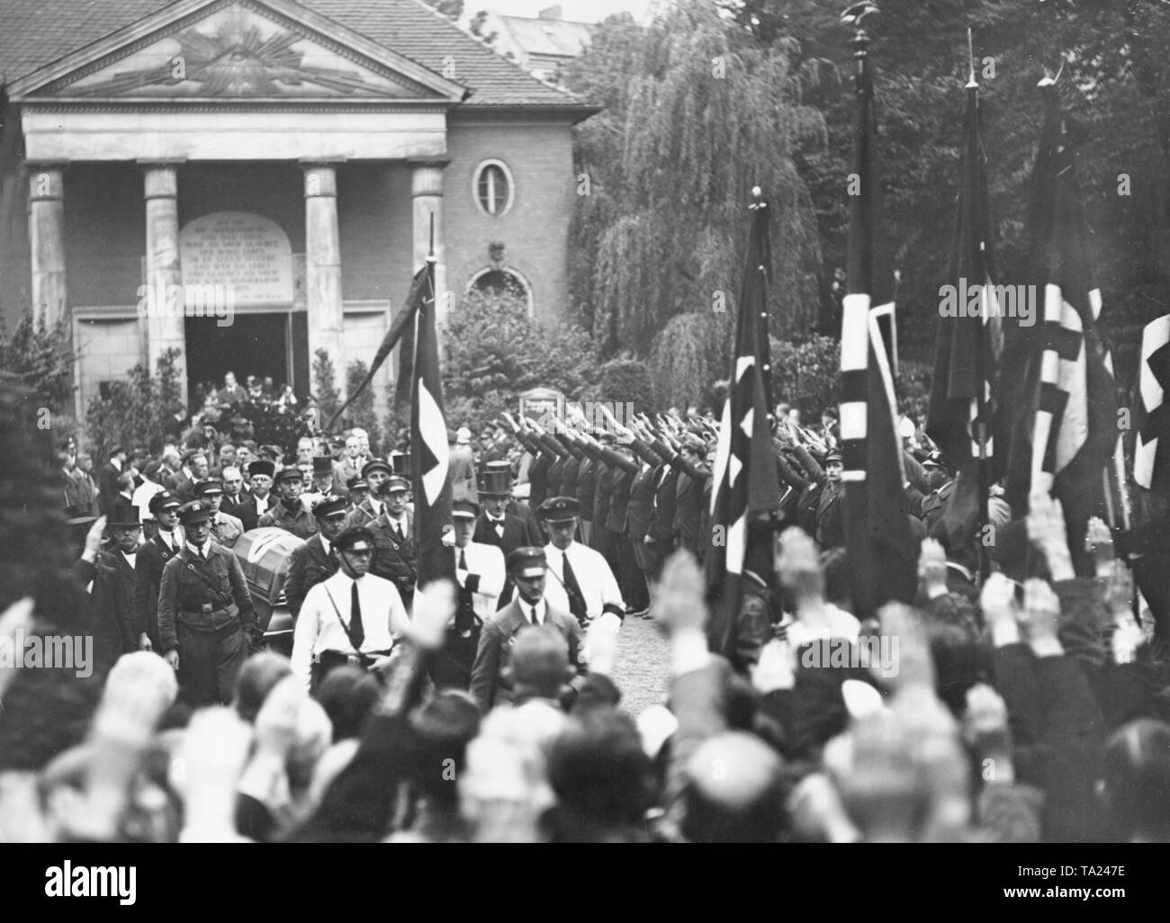 La sepoltura di sa stati Hermann Tielsch (uccisi in combattimenti di strada) presso il cimitero di Luisenstadt è stata trasformata da Joseph Goebbels in una grande NSDAP propaganda evento. Tielsch fu onorato con bandiera marche e le protezioni di onore composta di SA uomini. Foto Stock