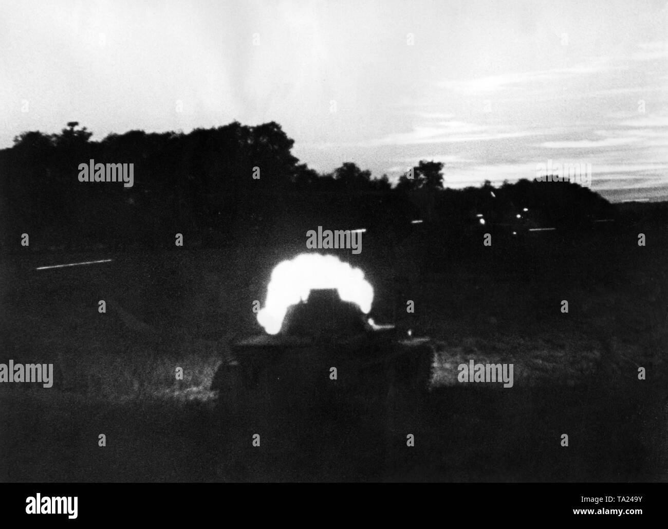 Un tedesco Panzer III apre il fuoco durante una battaglia notturna. Probabilmente un moviestill da Sieg im Westen (vittoria nella West). Foto Stock