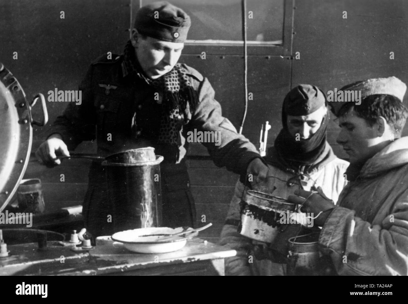 Il cibo è servito per i soldati in corrispondenza di un campo nella gamma parzialmente circondata Demjansk. Foto di Propaganda Company (PK): corrispondente di guerra John. Foto Stock