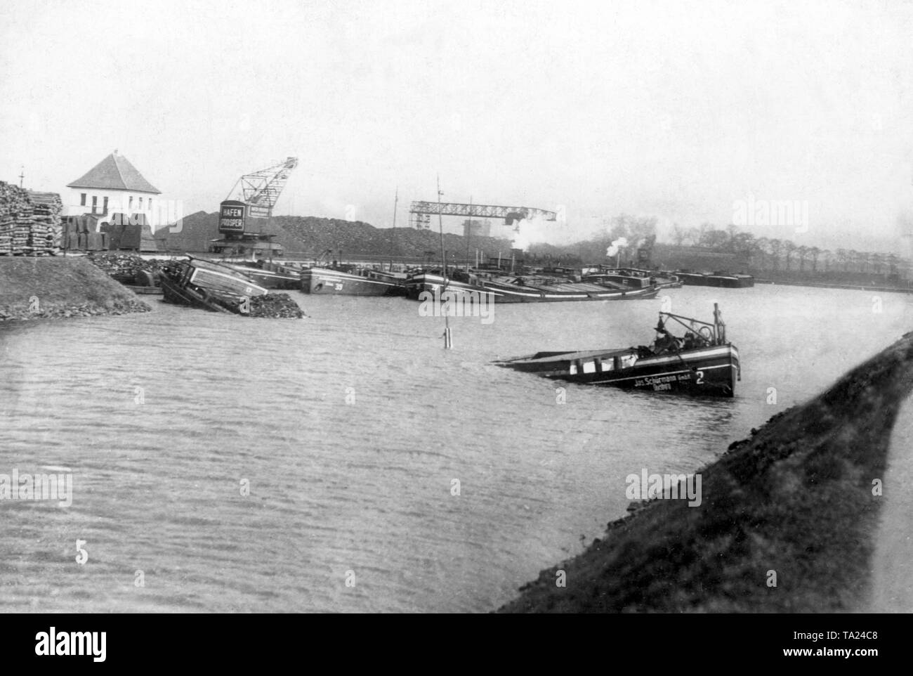 Al fine di ostacolare il carbone francese trasporti dalla regione della Ruhr, Tedesco combattenti della resistenza affondato una chiatta, bloccando il canale non datata (foto). Foto Stock