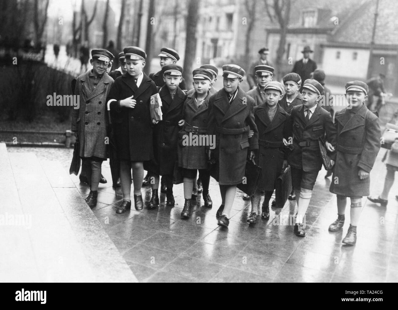 La foto mostra sestanti sul primo giorno di scuola in una scuola di Berlino. Foto Stock