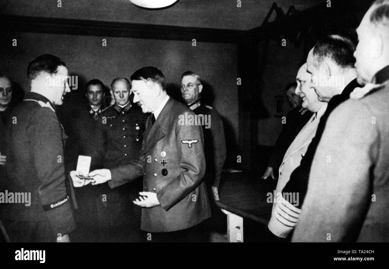 Adolf Hitler concede il colonnello Ulrich un premio in "Adlerhorst" sede di Taunus. Sullo sfondo da sinistra a destra: Joachim von Ribbentrop, Hermann Fegelein, Alfred Jodl, Wilhelm Keitel, Hermann Goering, Karl Doenitz e Heint Guderian. Foto Stock