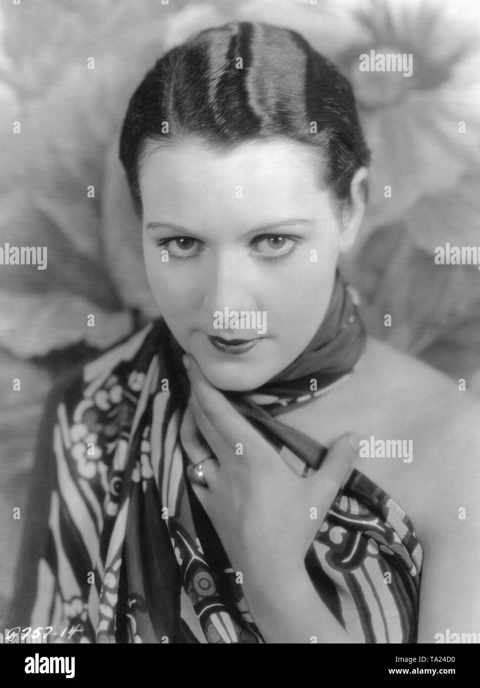 Ritratto dell'attrice francese Arlette Marchal. I suoi capelli giace piatta in onde sulla testa. Foto Stock Ritratto dell'attrice francese Arlette Marchal. I suoi capelli giace piatta in onde sulla testa. Foto Stock
