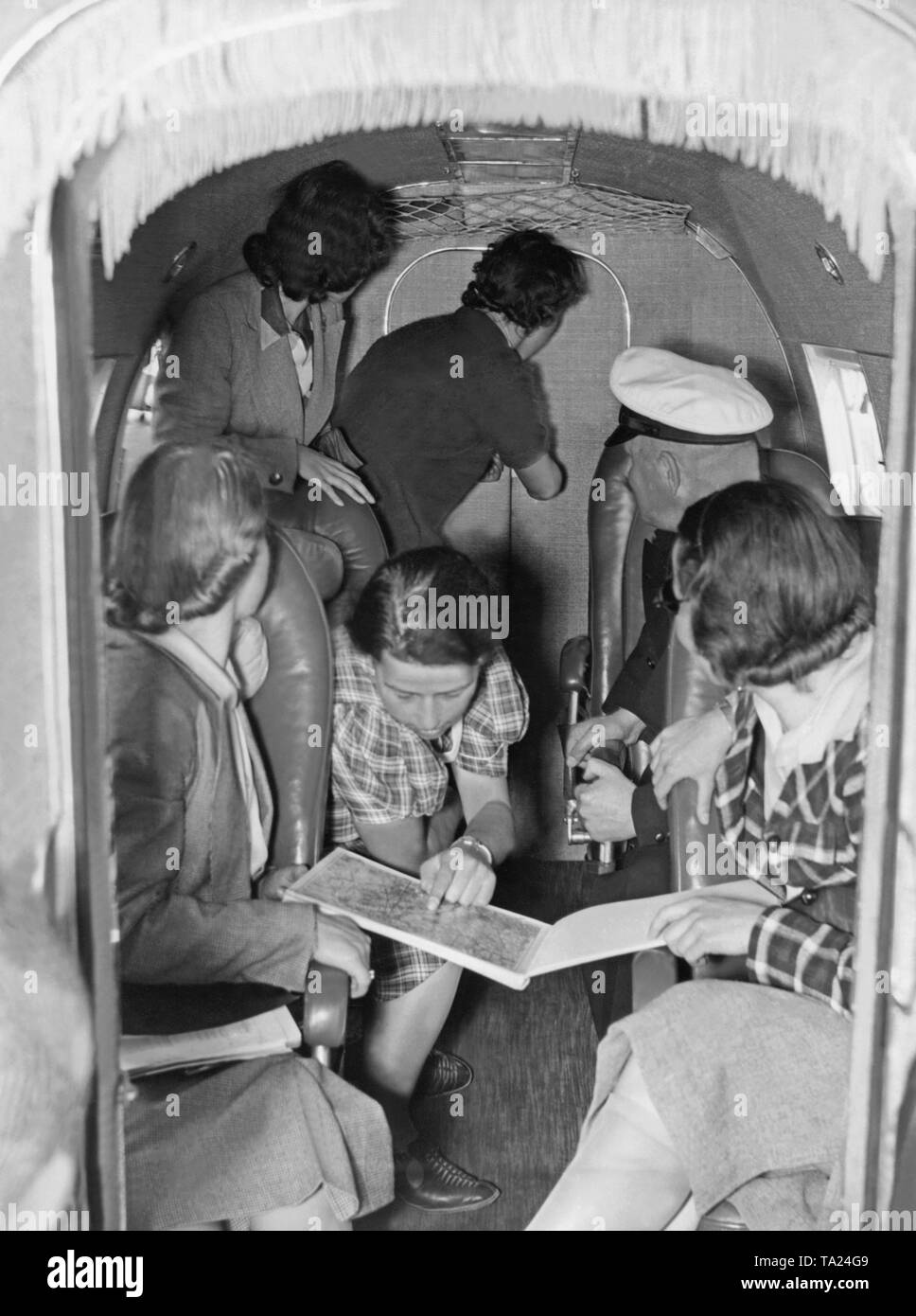 In futuro gli assistenti di volo di Lufthansa durante la loro formazione in un Heinkel He 70 "Blitz". Foto Stock