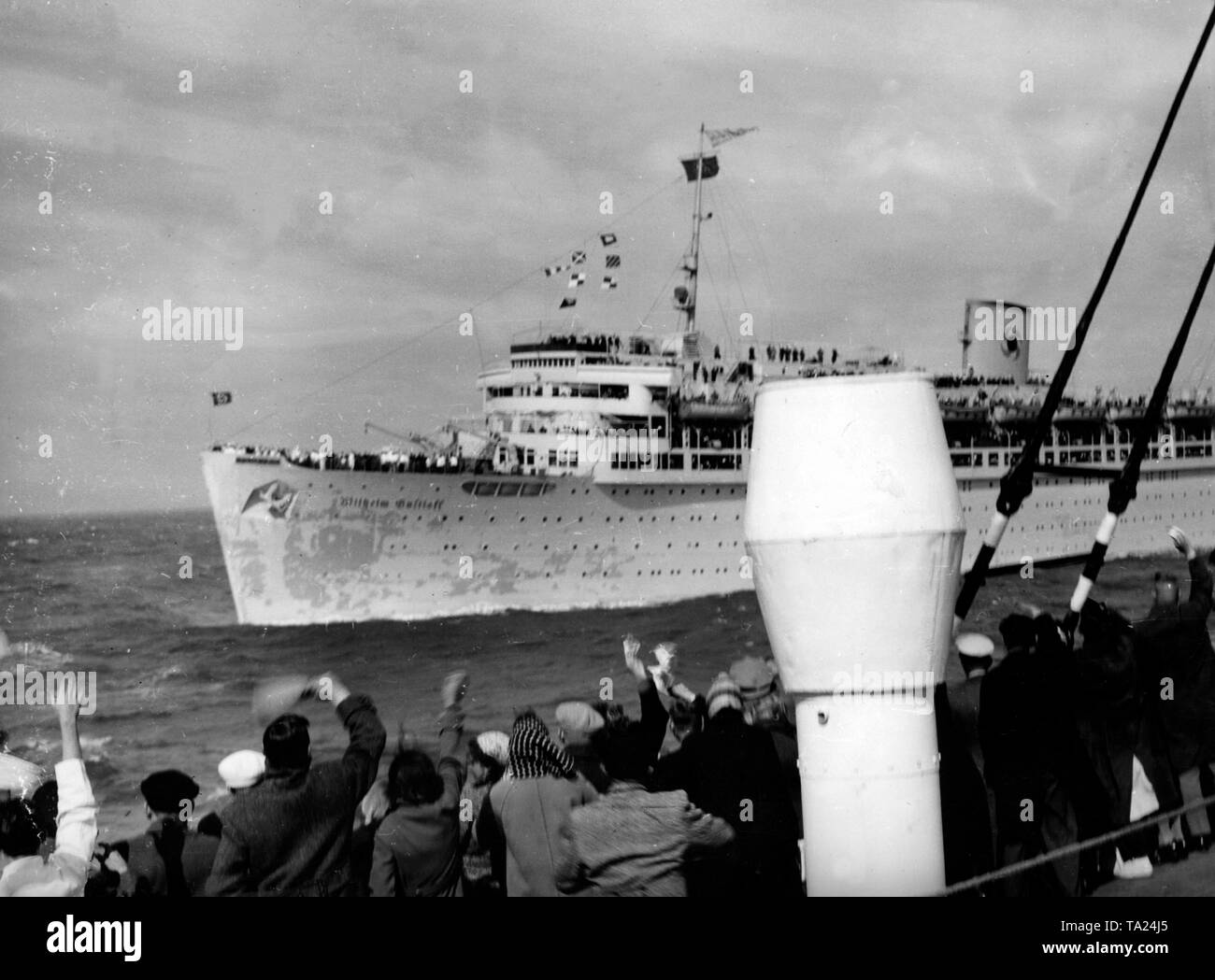 Dopo il salvataggio dell'equipaggio inglese dei naufraghi freighter 'Pegaway', il KdF nave " Wilhelm Gustloff' recupera i restanti KdF flotta. Qui, i vacanzieri sul 'Sierra Cordoba " Benvenuti la data prevista di arrivo della nave. Foto Stock