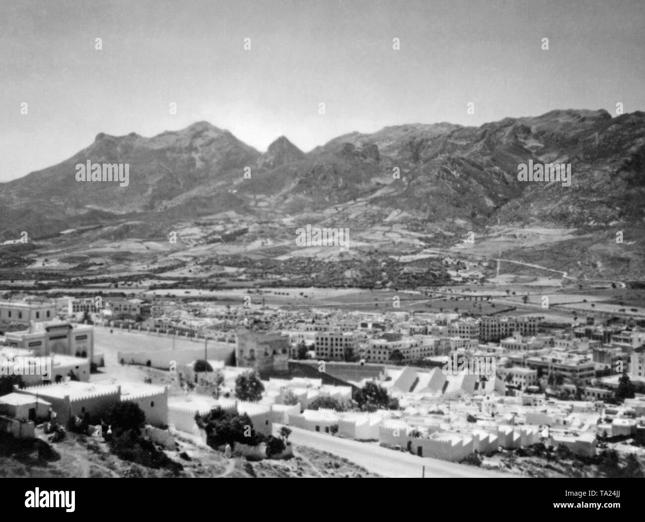 Foto della città di Tetouan sulla costa mediterranea del Marocco spagnolo. In background, colline ai piedi delle montagne Atlas. Questo era il luogo in cui il tedesco Junkers Ju 52 velivoli da trasporto con la vernice del tedesco Legione Condor iniziato il loro volo caricato con soldati marocchini con la terraferma Spagnola. Dopo lo scoppio della Guerra Civile Spagnola il 27 luglio 1936, la Germania ha fornito assistenza militare al Generale Franco (operazione Feuerzeauber). In aggiunta, 20 Ju-52s (principalmente aerei Lufthansa) sono state fornite, che ha volato più di 800 voli della nazionale spagnola di truppe, Foto Stock