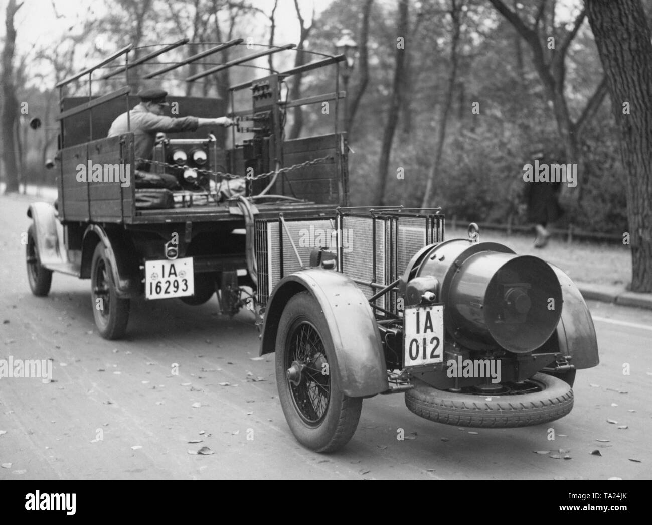 Un carrello tira un rimorchio. Sul retro del carrello non ci sono dispositivi per la misurazione del rumore. Foto Stock