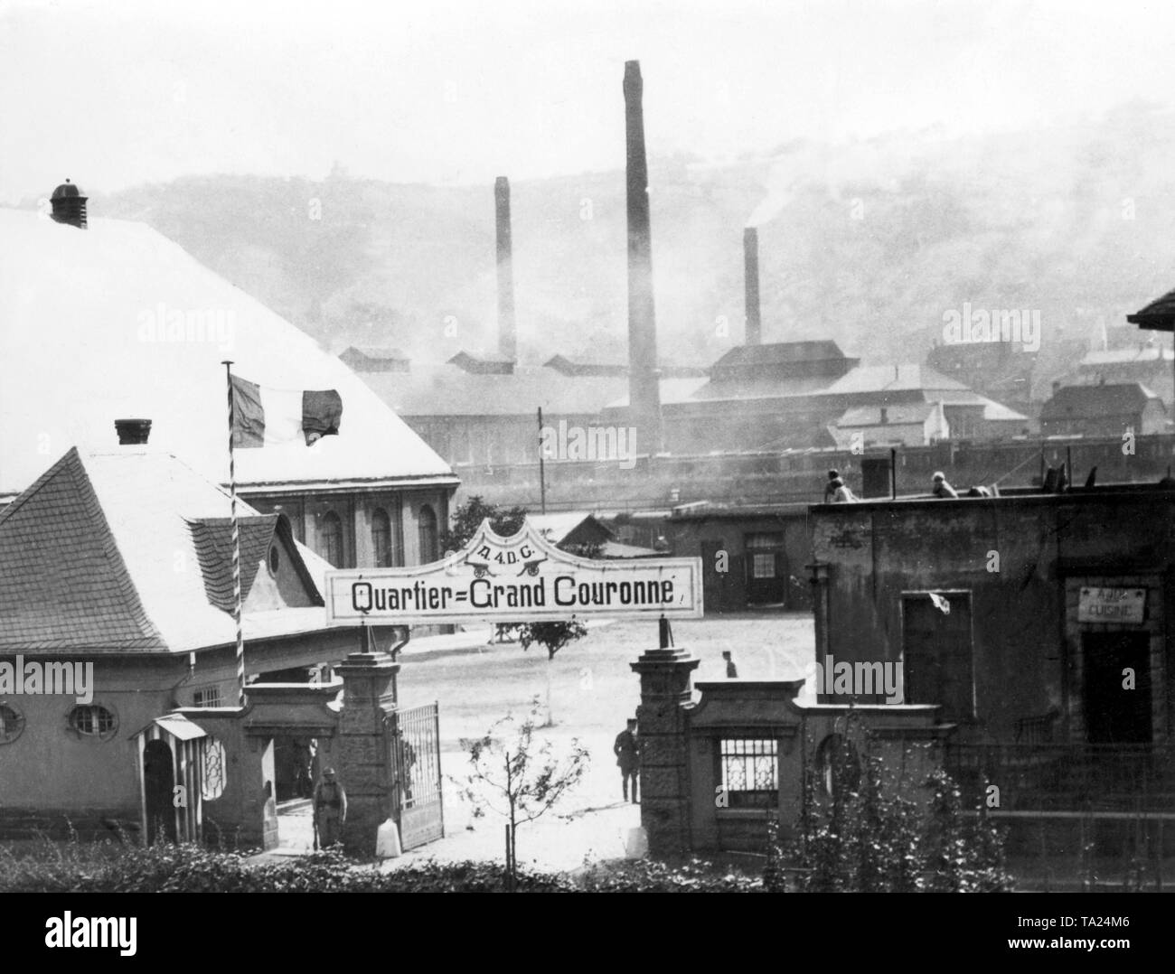 Quando i francesi hanno invaso la zona della Ruhr, occuparono molti edifici amministrativi dell'industria carboniera. Qui, il tricolore francese su una miniera di carbone. Foto Stock