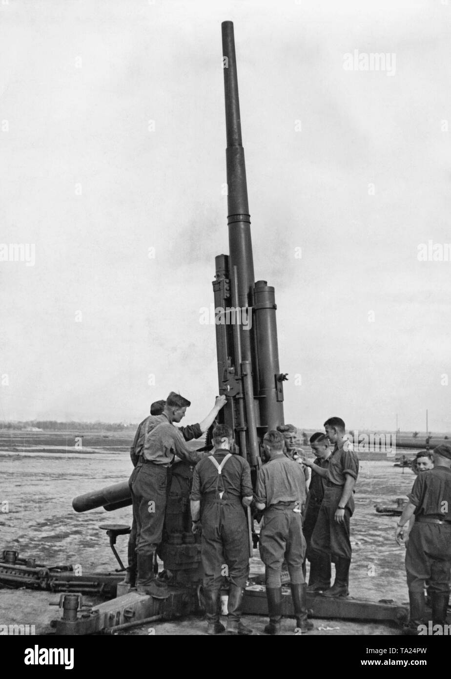 Foto non datata di un 8,8 cm anti-aerei pistola del tedesco della Legione Condor su un campo di aviazione durante la Guerra Civile spagnola nel 1939. L'anti-equipaggio è solo pulendo la canna della pistola. Foto Stock