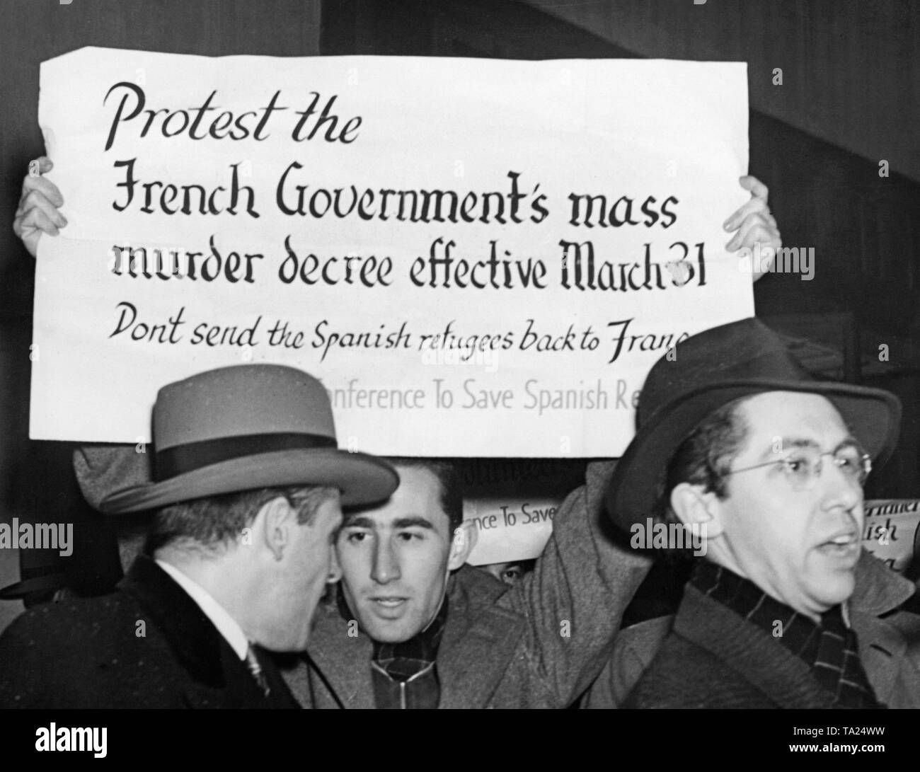 Foto di un manifestante durante una dimostrazione di salvataggio e di un migliore trattamento dei rifugiati della guerra civile spagnola di fronte al Consolato Francese sulla Quinta Avenue (49th Street), 29 marzo 1940. Il raduno è stato organizzato dal Comitato di emergenza per salvare i rifugiati spagnolo. Alcuni manifestanti sono stati arrestati durante la dissoluzione della raccolta da parte delle forze di polizia. Foto Stock