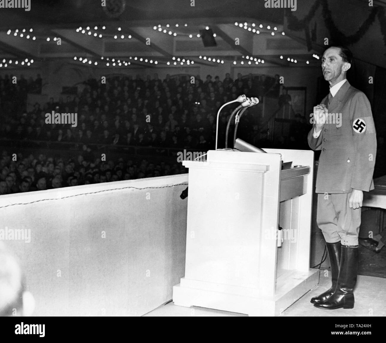 Il ministro della Propaganda Joseph Goebbels sta tenendo un discorso in un rally in Berlin Sportpalast. Foto Stock