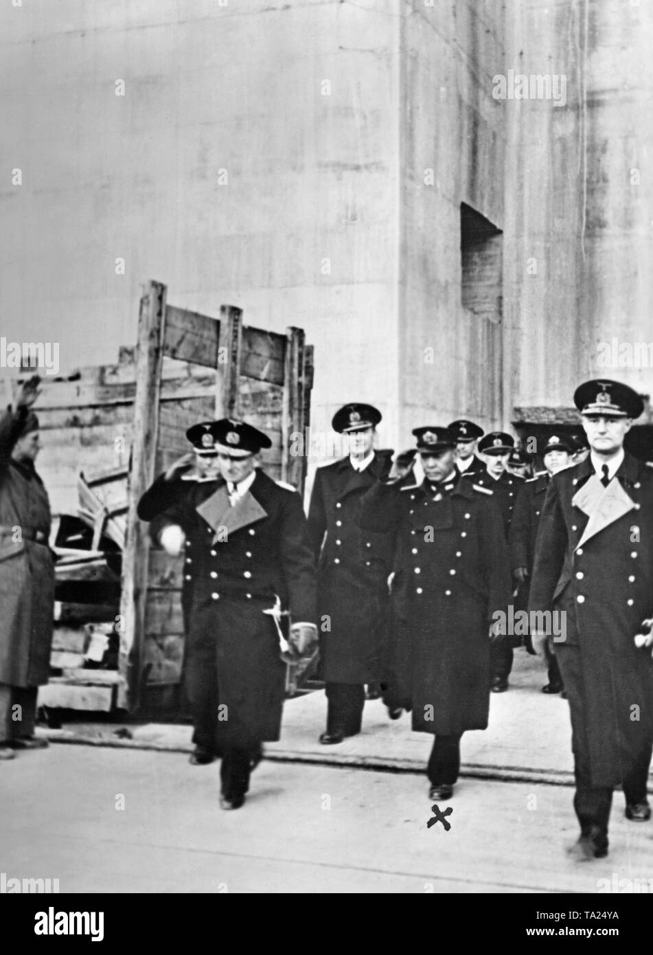 Il Giapponese Vice Ammiraglio Katsuo Abe (secondo da destra) visite una base sottomarina a Bergen su gennaio 21, 1944 con l'Ammiraglio tedesco Otto von Schrader (sinistra di Abe). Foto Stock