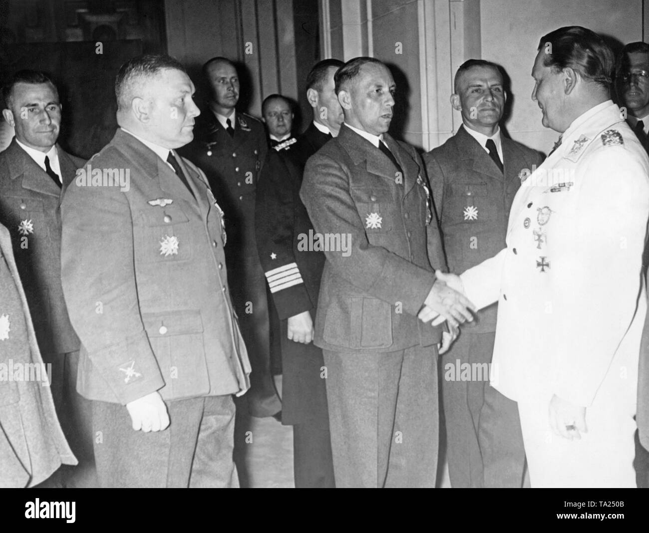 Foto del maresciallo di campo generale Hermann Goering (a destra), presso la reception di ufficiali della Legione Condor che tornato dalla guerra civile spagnola nell'Haus der Flieger ("Casa degli aviatori") in Prinz Albrecht Strasse in Mitte (Berlino) il 5 giugno 1939. Nella parte anteriore a sinistra si erge Hellmuth Volkmann, chi è stato promosso a maggiore generale. Tutti gli ufficiali di indossare la croce spagnola. Foto Stock