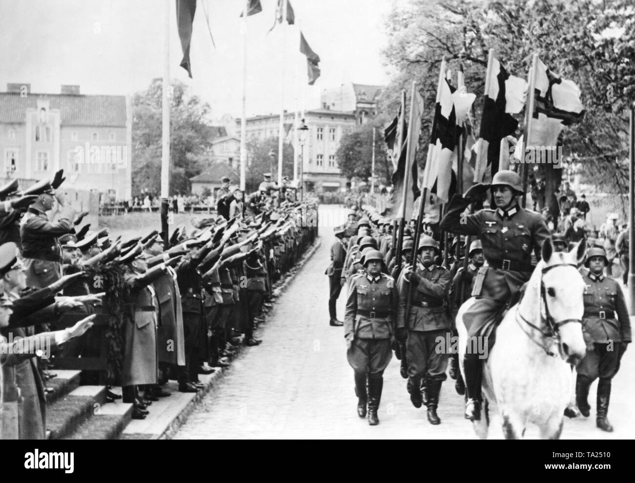 Per un lungo periodo di tempo Malbork è stata la sede del Gran Maestro dell'Ordine Teutonico. Dal 1933 la Ordensburg era ideologized dai nazionalsocialisti, appena come il monumento di Tannenberg. Questa fotografia mostra la sfilata delle bandiere nella parte anteriore del tenente generale Fedor von Bock prima della Ordensburg. Queste bandiere del socialismo nazionale sono repliche delle bandiere che sono stati mantenuti dall'esercito Polish-Lithuanian in 1410 come un trofeo dopo la vittoria nel castello di Cracovia. Foto Stock