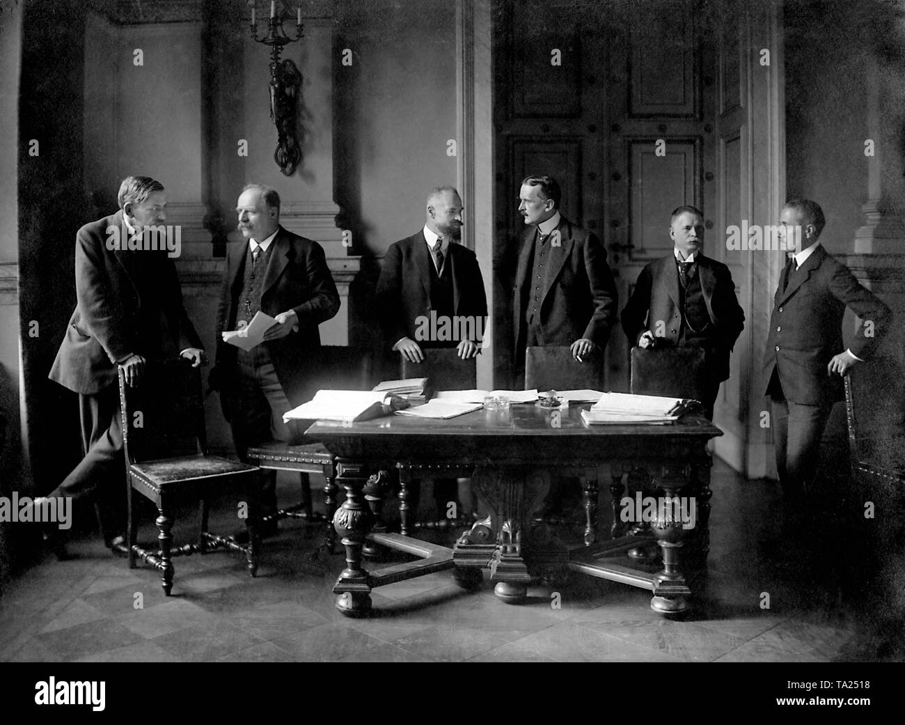 I Membri Del Tedesco Della Delegazione Di Pace Di Versailles Da Sinistra Il Prof Walther Schuecking David Giesberts Otto Landsberg Conte Ulrich Von Brockdorff Rantzau Capo Delegazione Robert Leinert Il Dottor Carl Melchior