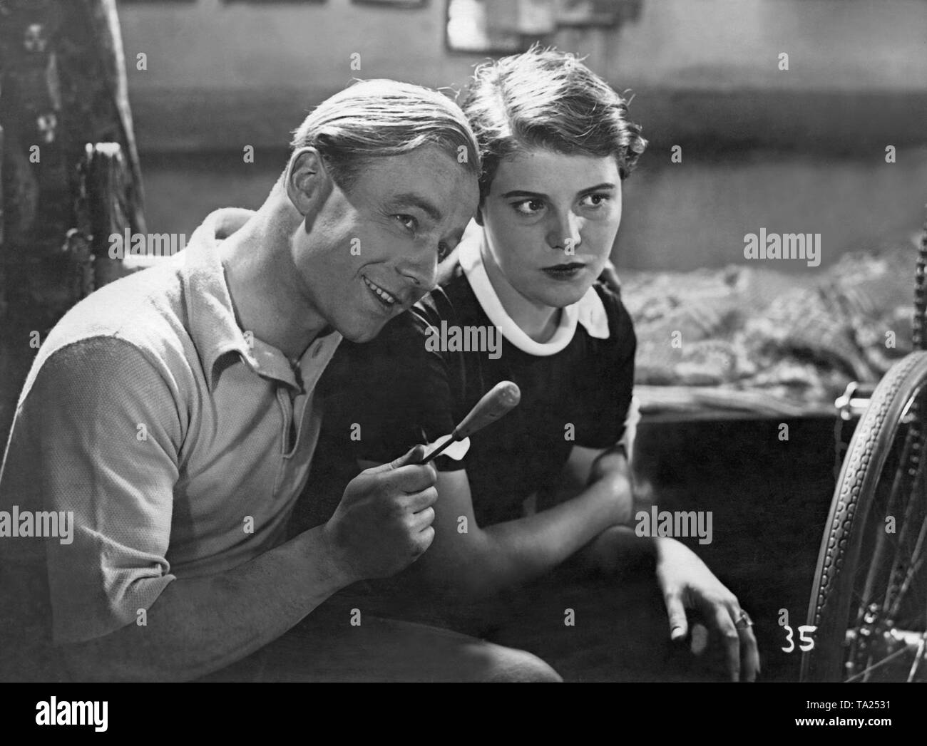 Heinz Ruehmann come ciclista Willy Streblow e Tony van Eyck come la sua fidanzata Hanni Spengler nel film commedia 'Stroke dalla Bill' (tedesco: Strich durch die Rechnung) di Alfred Zeisler. La trama del film è basato sul romanzo di Fred Antoine Angermayer. Foto Stock