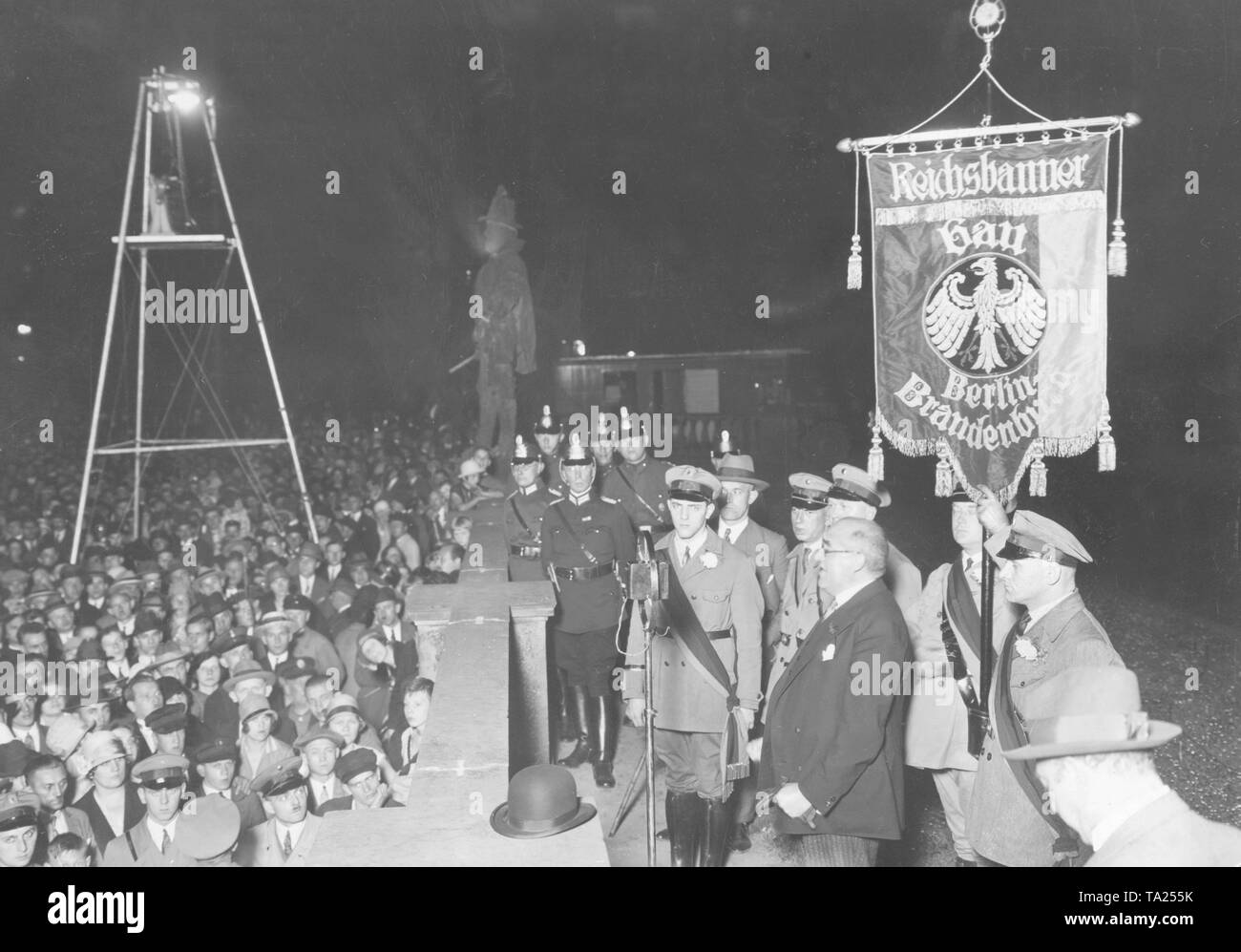 Il prussiano il Ministro degli Interni, Albert Grzesinski, ha tenuto un discorso durante il giorno di costituzione celebrazione. Egli è circondato da membri del Reichsbanner Schwarz-Rot-oro da Gau Berlin-Brandenburg, che portano anche una standard della loro alleanza. Foto Stock